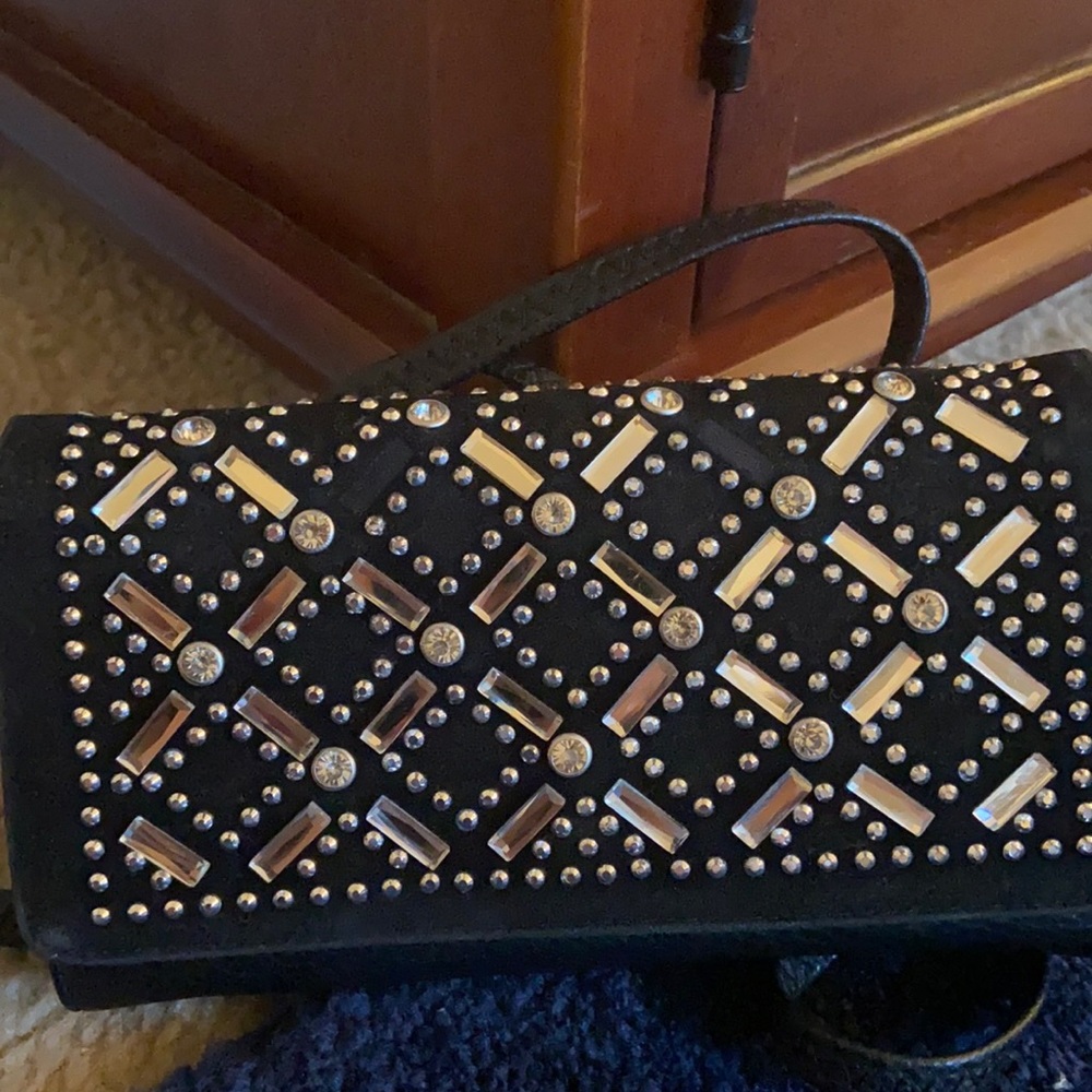 A woman cross body purse